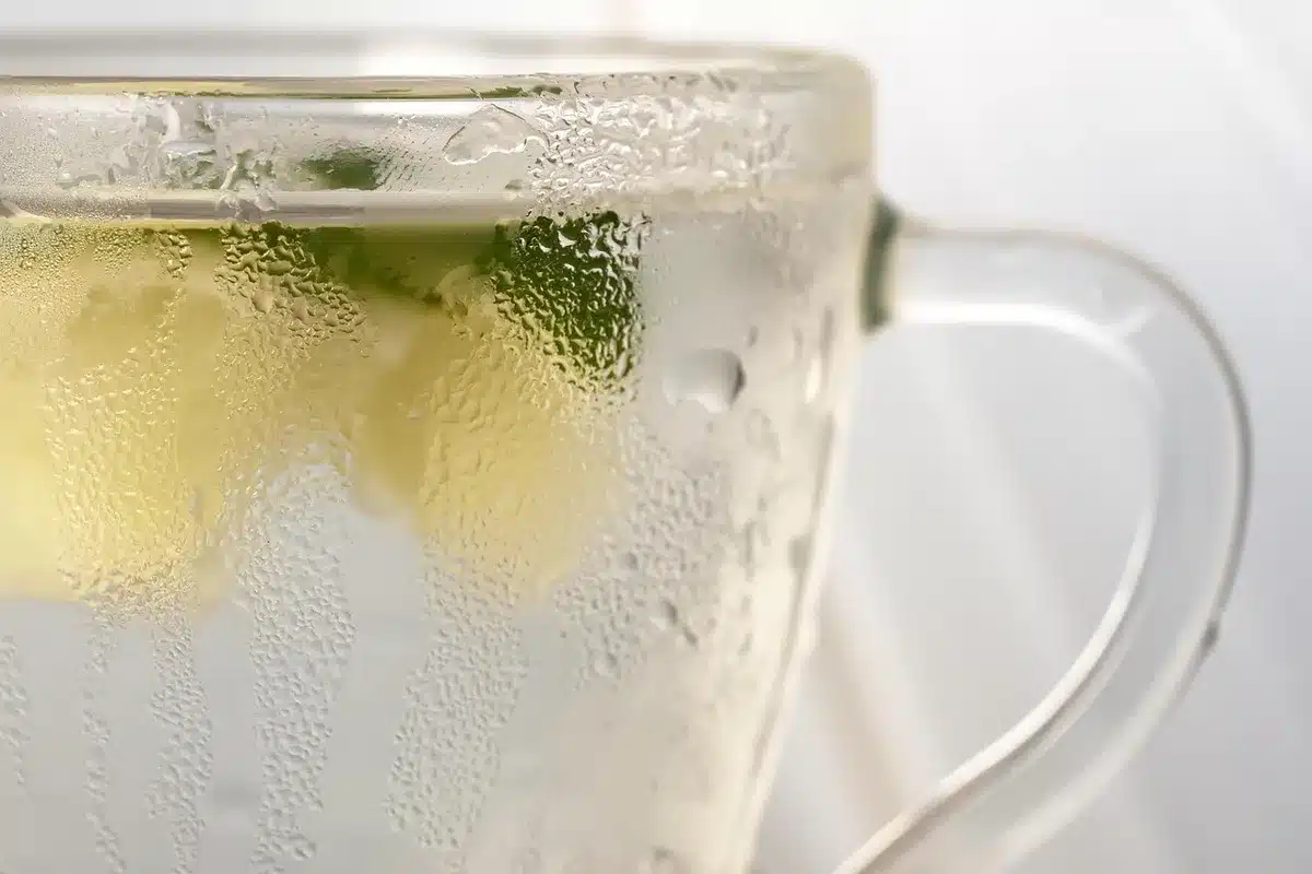 Bicarbonato misurato e diluito in una ciotola d'acqua tiepida con cucchiaio