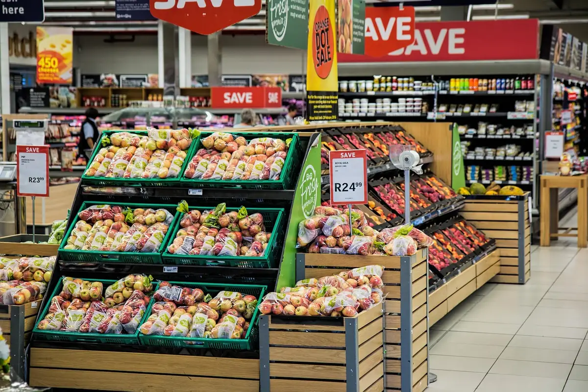 Cartello con sconti e offerte speciali in una vetrina di negozio