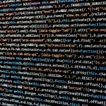 Mani anonime al computer che mostrano riquadri di annunci su una pagina web