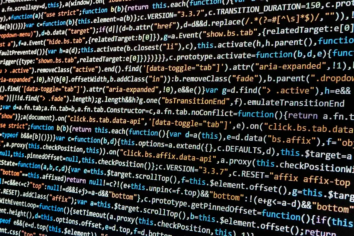 Mani anonime al computer che mostrano riquadri di annunci su una pagina web