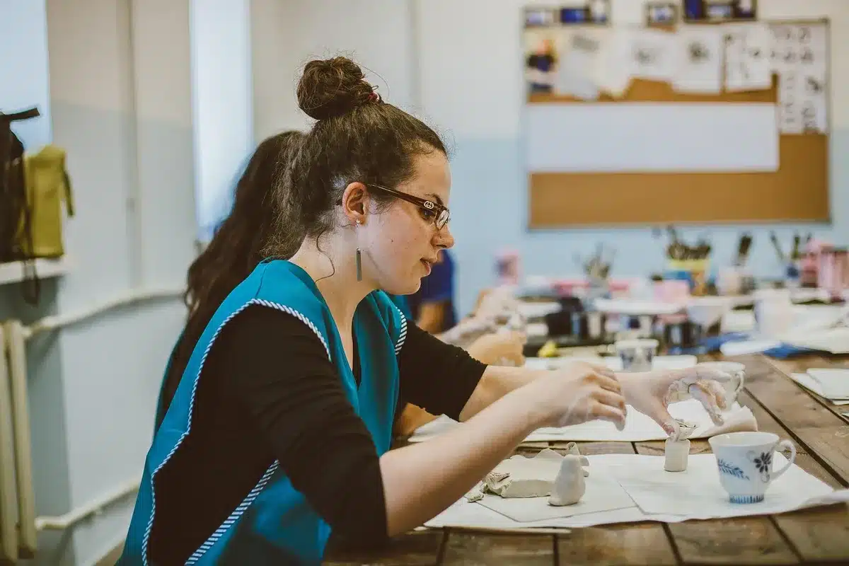 Visitatori partecipano a un laboratorio artigianale in un borgo