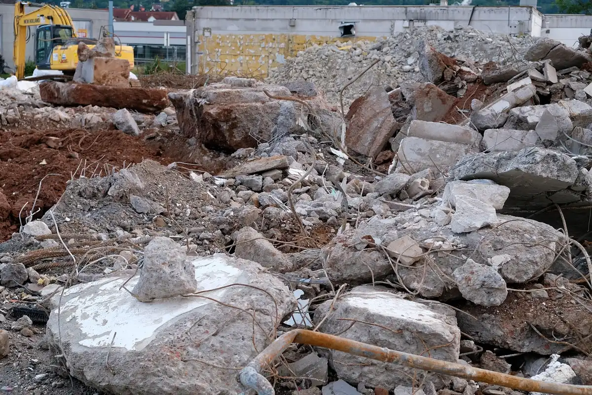 Operai su cantiere mentre rimuovono casseforme leggere da una lastra di calcestruzzo
