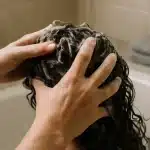 Capelli: cosa evitare per fermare la caduta e i rimedi della tricologa