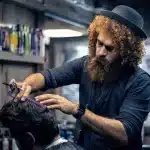 Uomo maturo dal barbiere riceve un taglio di capelli moderno e curato.