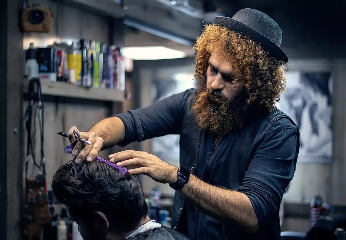 Uomo maturo dal barbiere riceve un taglio di capelli moderno e curato.
