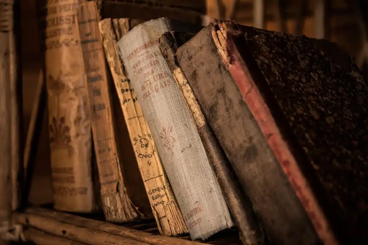 Album fotografico con primi piani di acconciature d'epoca