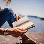 Stanza luminosa con finestre aperte e tende leggere che lasciano passare la luce del mattino