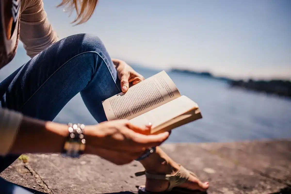 Stanza luminosa con finestre aperte e tende leggere che lasciano passare la luce del mattino