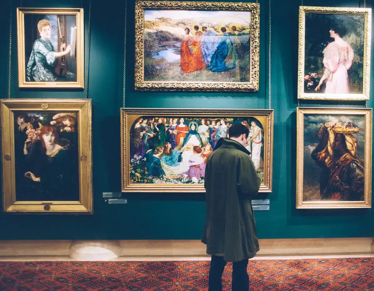 Visitatori ascoltano attentamente una guida in una sala del museo