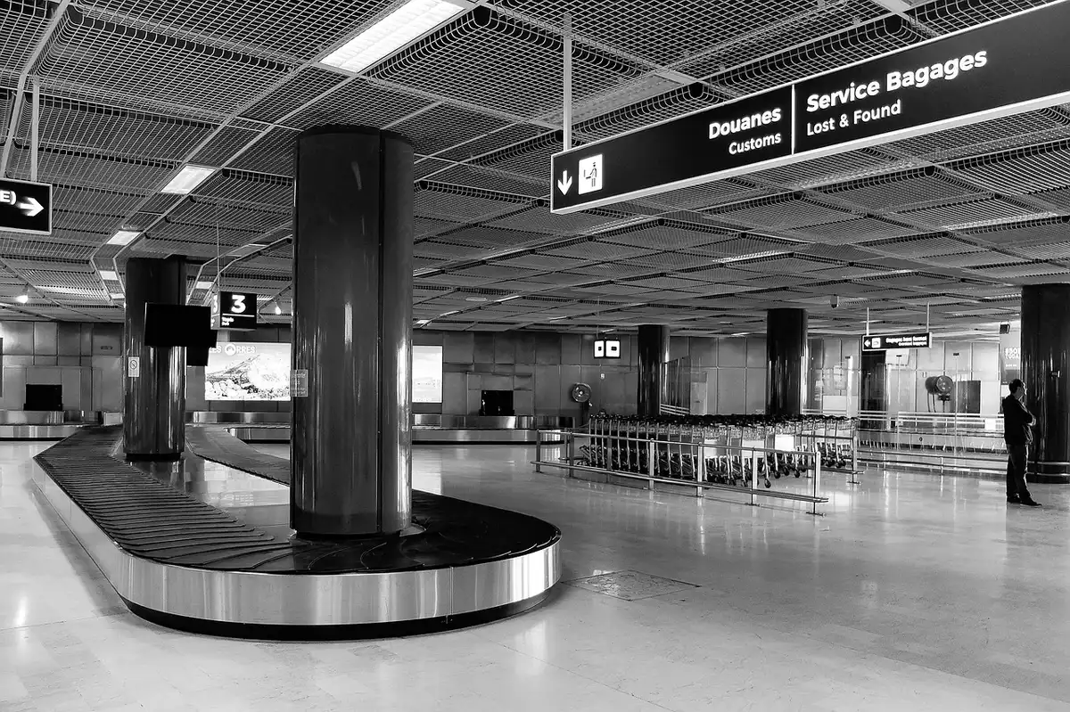 Terminal affollato di Catania Fontanarossa prima di una sospensione operativa