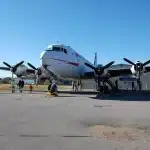 Tarmac vuoto con un gate e cielo velato da cenere vulcanica