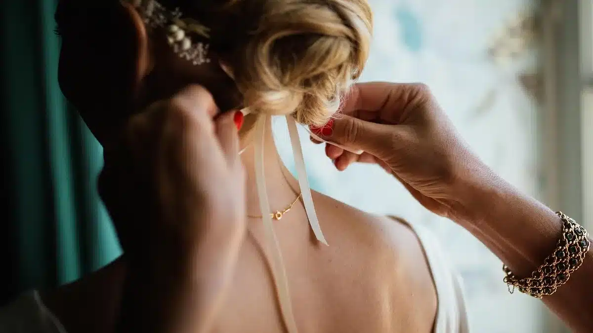 Acconciatura con cerchietto su capelli sciolti e chignon morbido