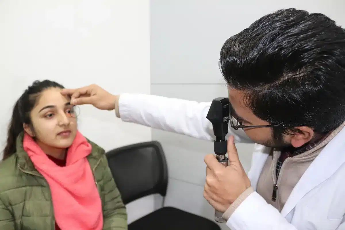 Medico e documenti clinici sul tavolo durante una visita