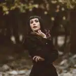 Donna che indossa un cappotto invernale elegante in lana con doppio petto