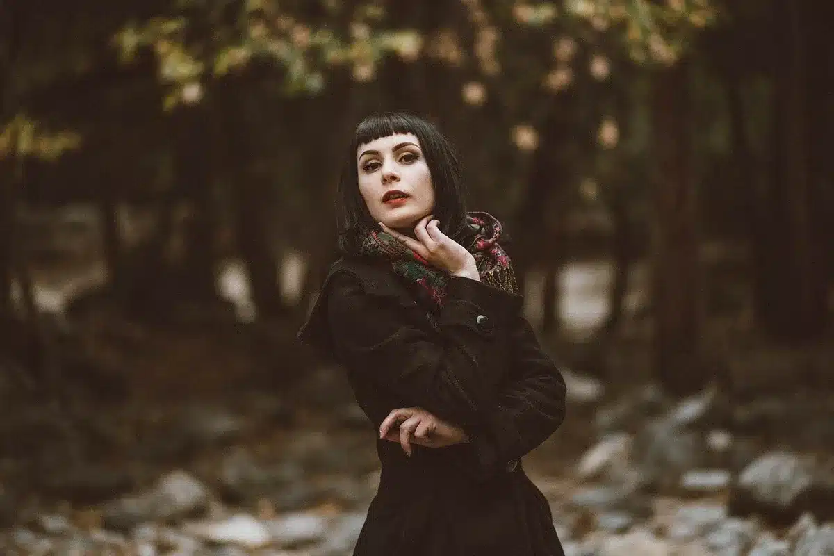 Donna che indossa un cappotto invernale elegante in lana con doppio petto