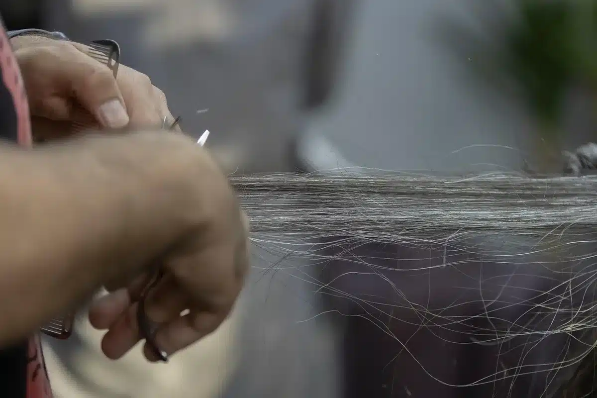 Hairstylist applica balayage soft su capelli castani