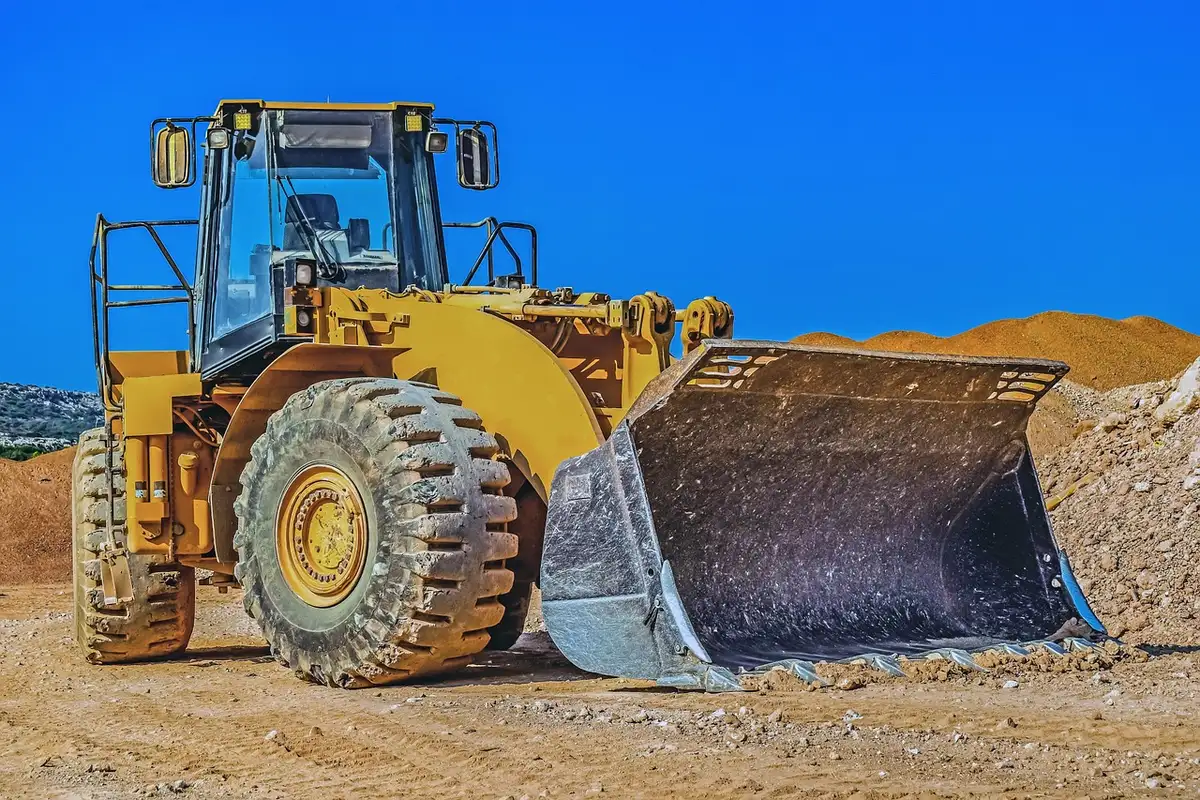 Cantiere con ponteggi e caschi da lavoro in primo piano