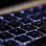 Interno di un anfiteatro con ponteggi e operai anonimi che lavorano all'illuminazione