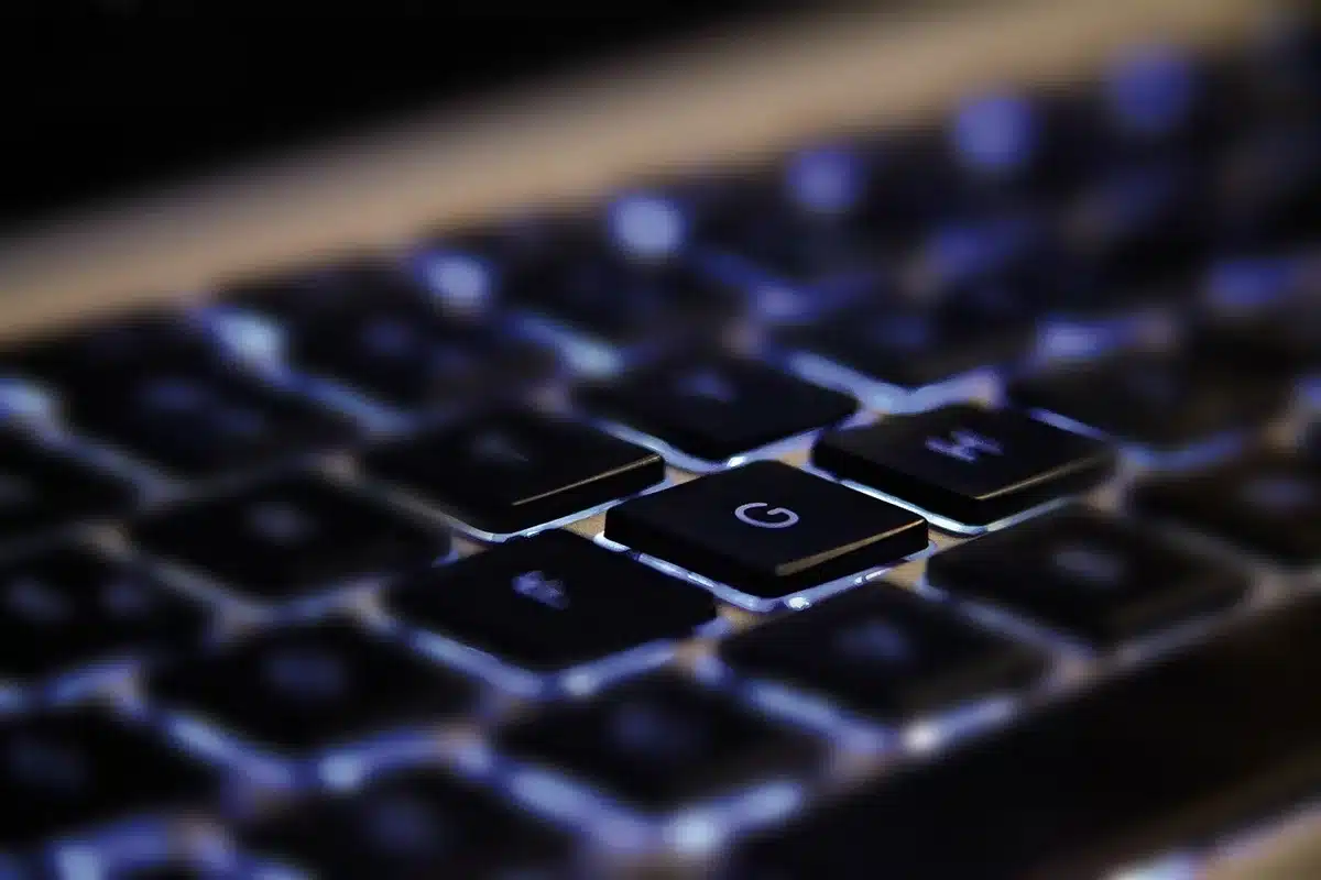 Interno di un anfiteatro con ponteggi e operai anonimi che lavorano all'illuminazione