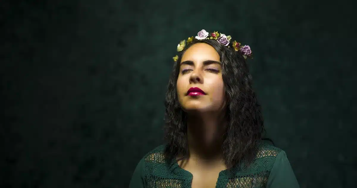 Diadema in raso con fiocco indossata su capelli sciolti