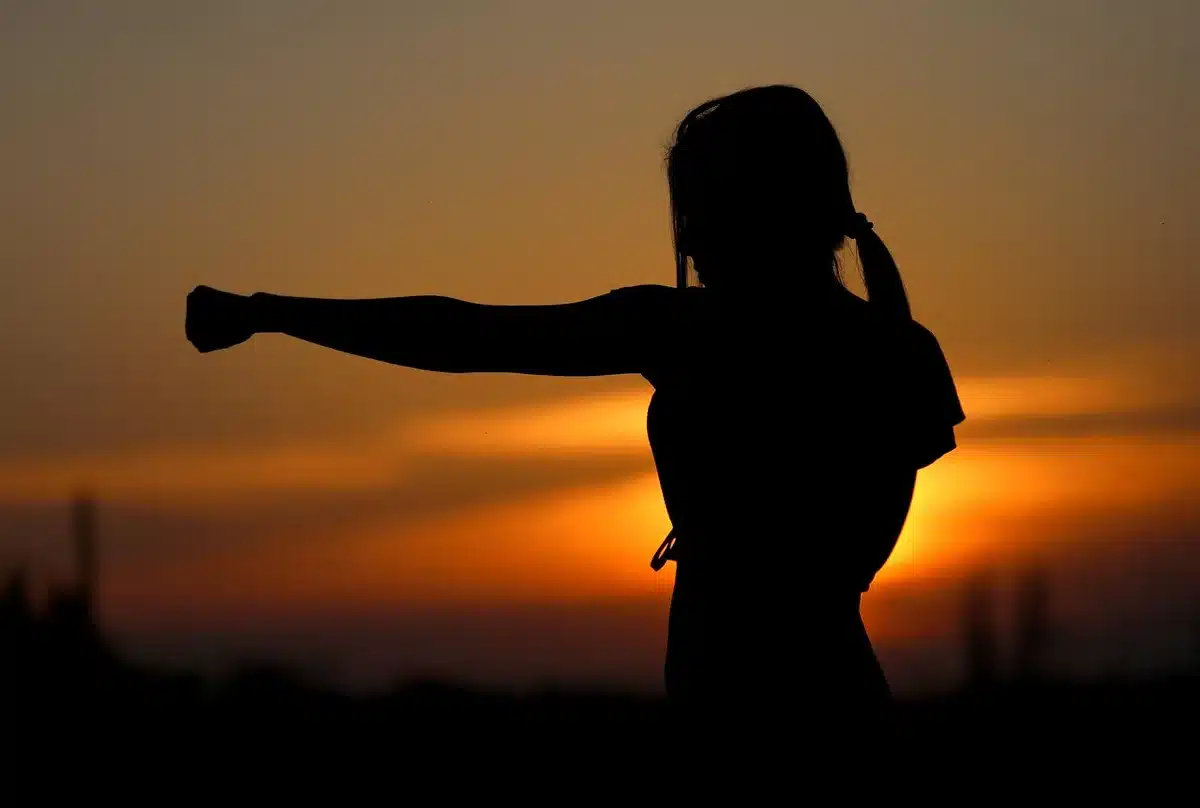Donna che solleva pesi in palestra come esempio di strength training