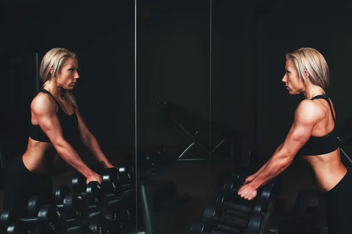 Capi sportivi su manichino con spalle e braccia marcate per il fitness