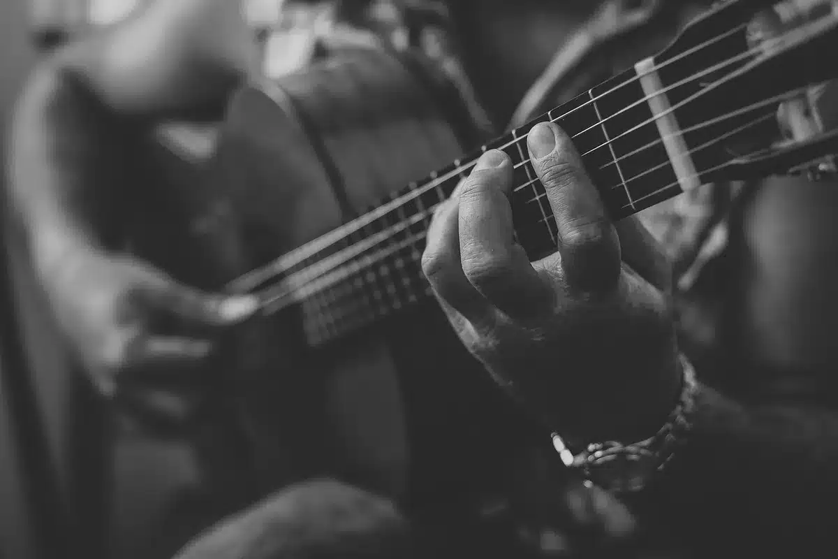 Bambino e sorella che giocano con una scatola musicale in casa