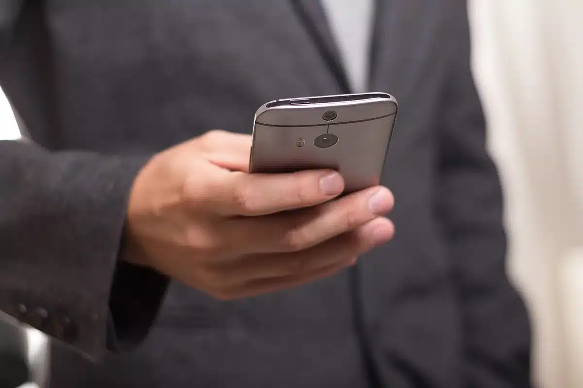 Schermata di uno smartphone che mostra messaggi, contatti e cronologia delle chiamate