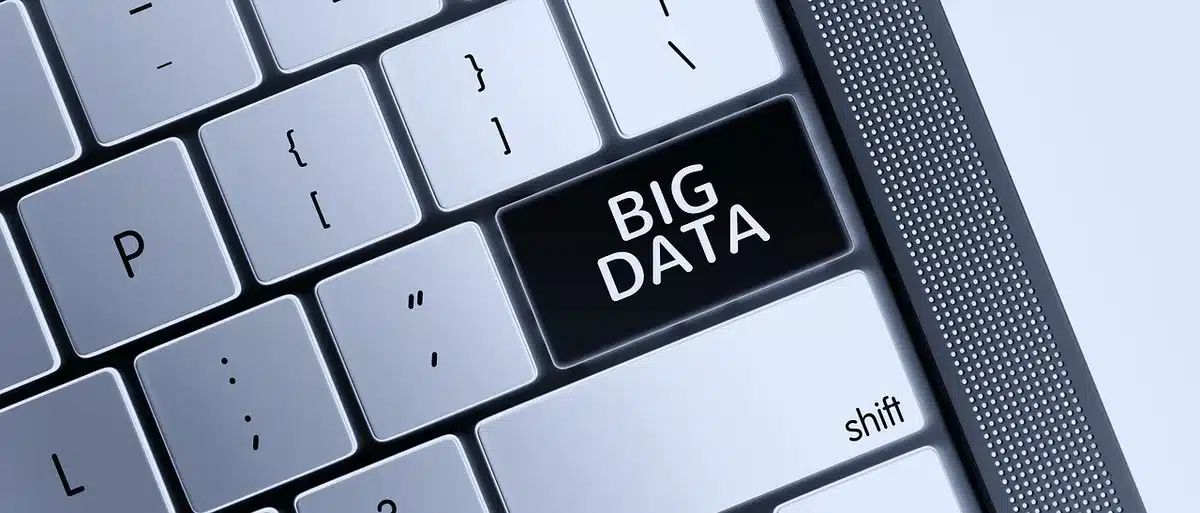Analisi forense di uno smartphone: estrazione dati da dispositivo bloccato con documenti investigativi