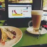 Pagina web con un riquadro pubblicitario vuoto su un laptop posato a un tavolo da caffè