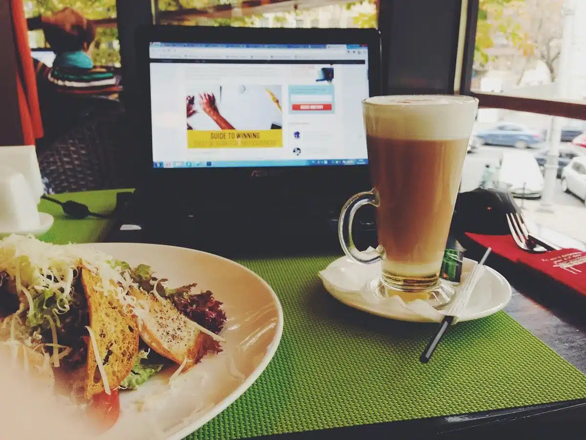 Pagina web con un riquadro pubblicitario vuoto su un laptop posato a un tavolo da caffè