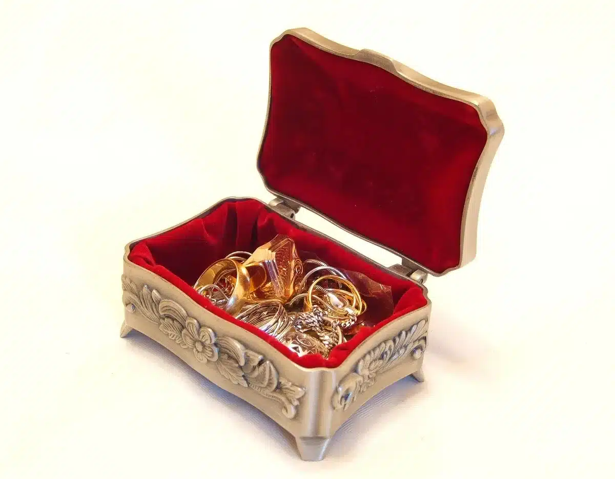 Collane e orecchini in oro bianco e diamanti esposti su un supporto elegante