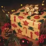 Scatola regalo aperta con collane e bracciali e luci natalizie sfocate sullo sfondo