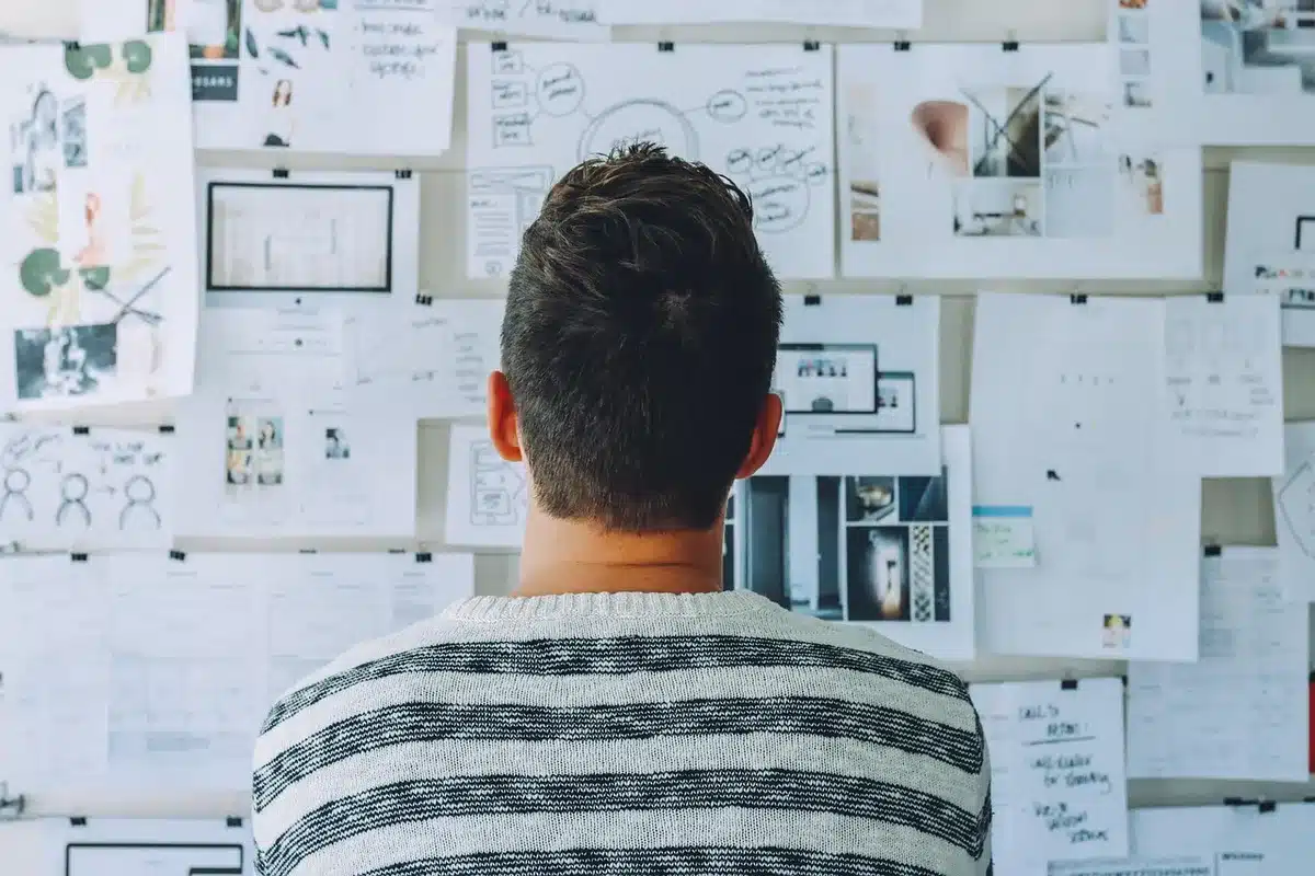 Professionista analizza dati di cura della pelle su schermo digitale con strumenti tecnologici