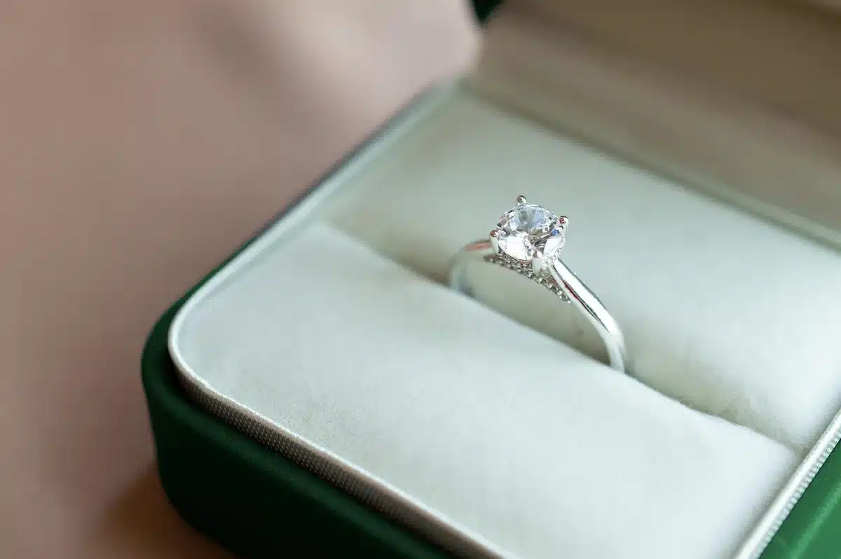 Collezione di anelli TOUS in argento e oro rosa con pietre preziose e dettagli decorativi