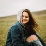 Cerchietto a pettine zig-zag posizionato su capelli mossi e naturali in stile anni 90