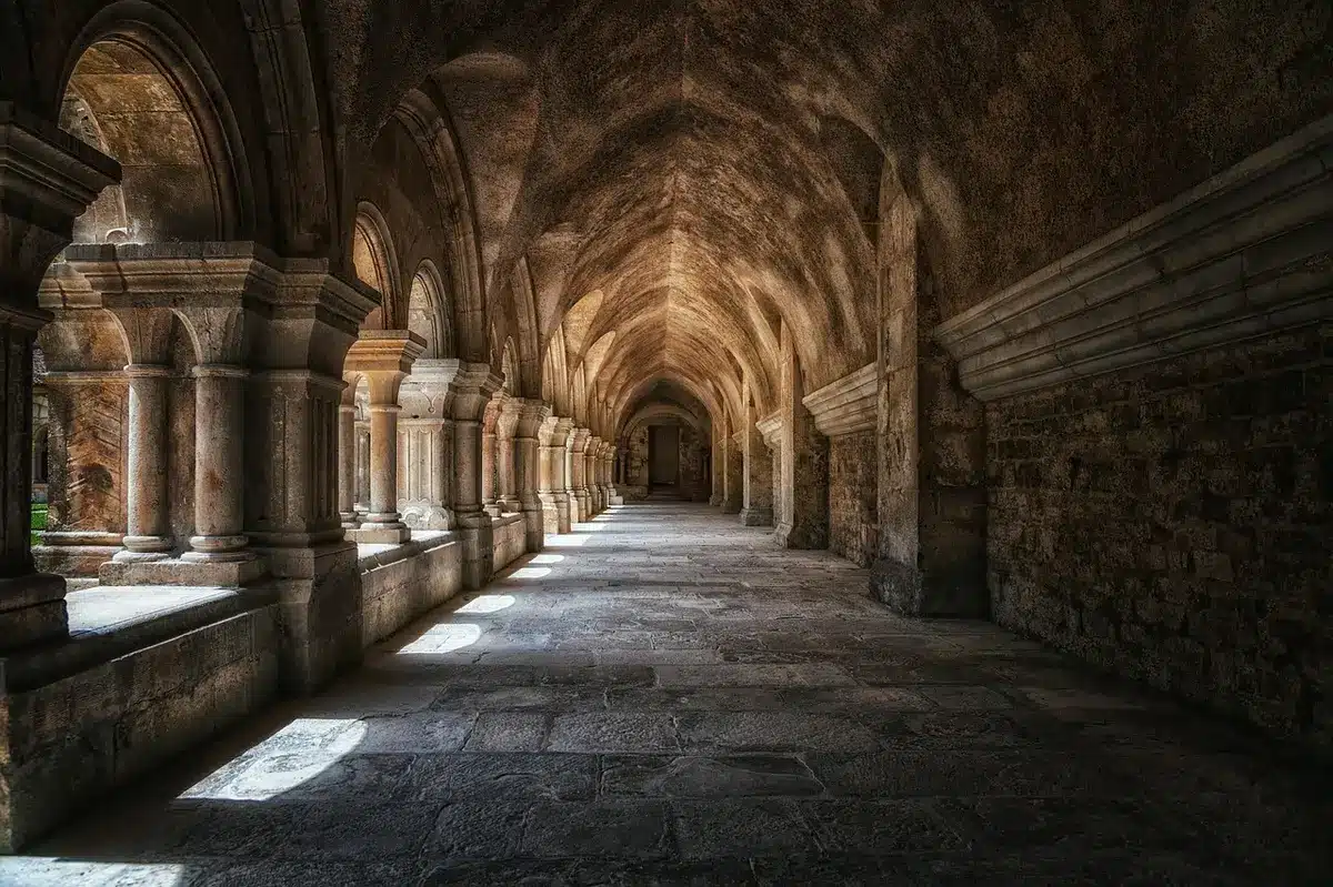 Persone riunite nel chiostro dell'abbazia durante un incontro culturale