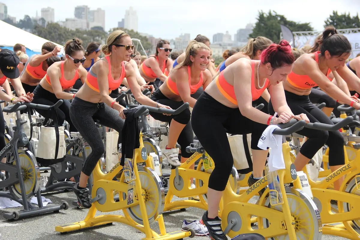 Un gruppo di persone durante un'attività di fitness all'aperto in un ambiente comunitario