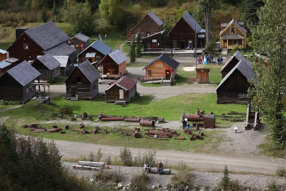 Capanna in legno del Klondike ricostruita, simbolo della corsa all'oro e dell'avventura di London nello Yukon