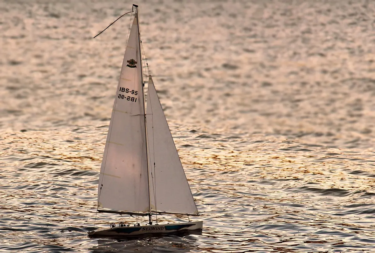 Yacht antico in navigazione nel Pacifico, evoca il viaggio dello Snark e le avventure maritime di London
