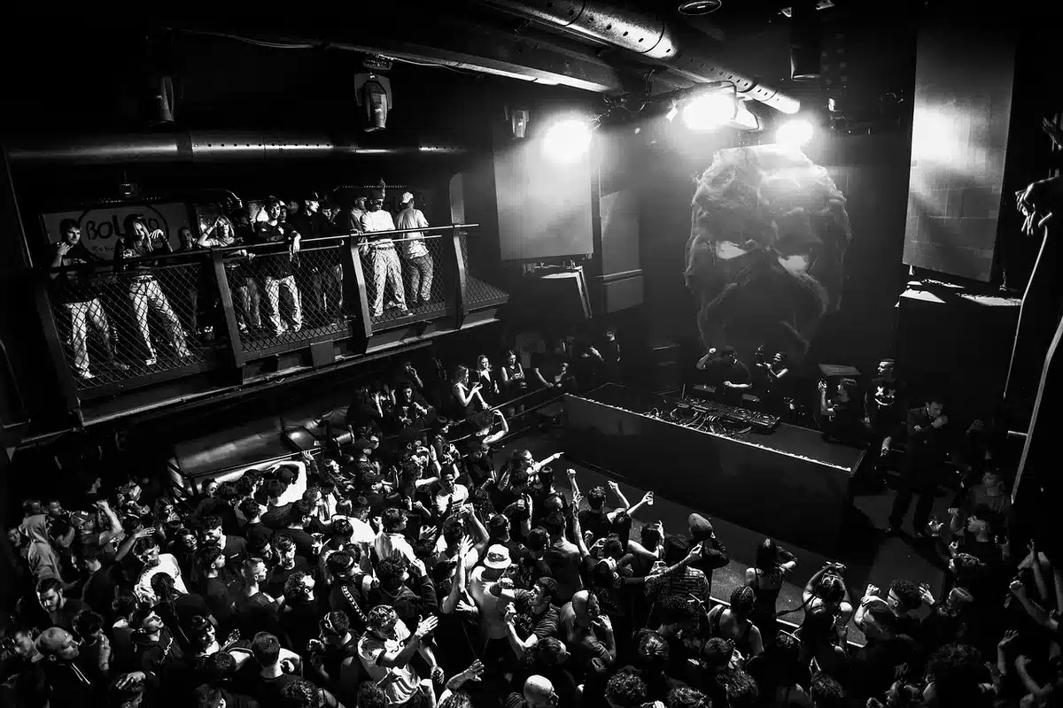 Artisti sul palco con pubblico entusiasta alla Music Arena