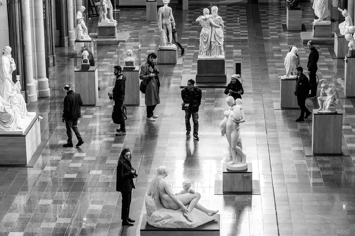 Sala centrale di Villa Manin con allestimento espositivo e architettura storica