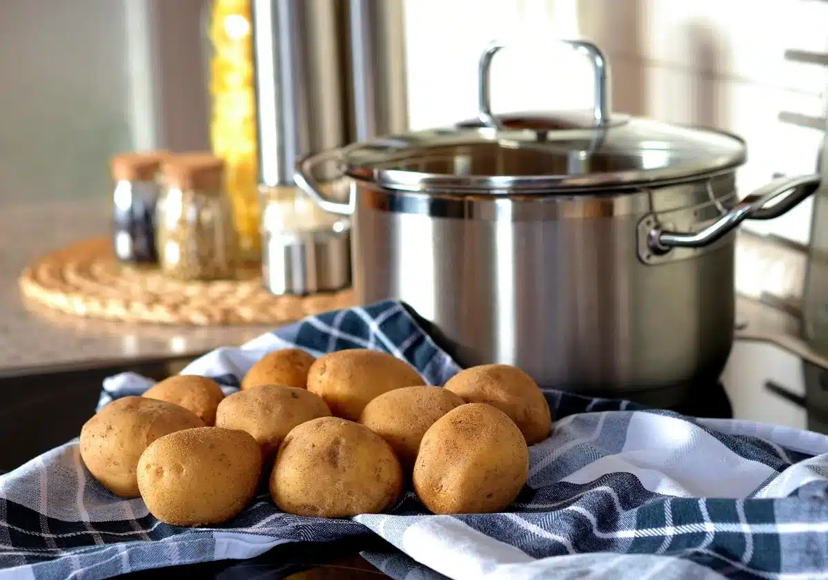 Contenitori ermetici e frutta conservata in cucina