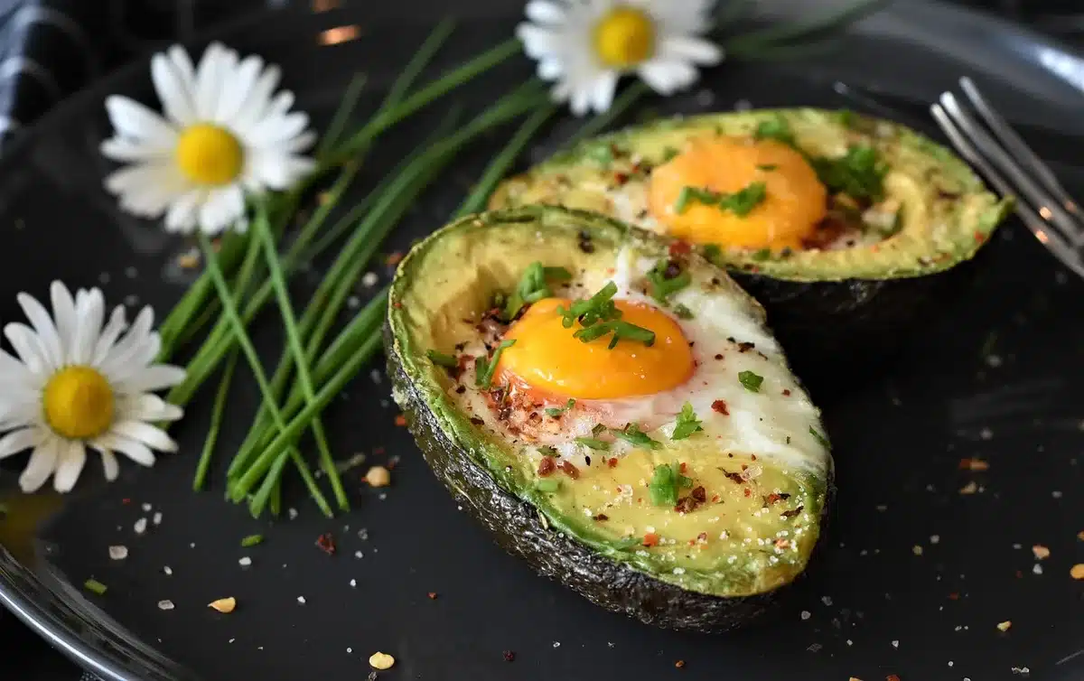 Mate sul tavolo e avocado in cucina che richiamano origini argentine