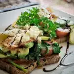 Tavolo con mate, avocado e una racchetta da tennis vicino
