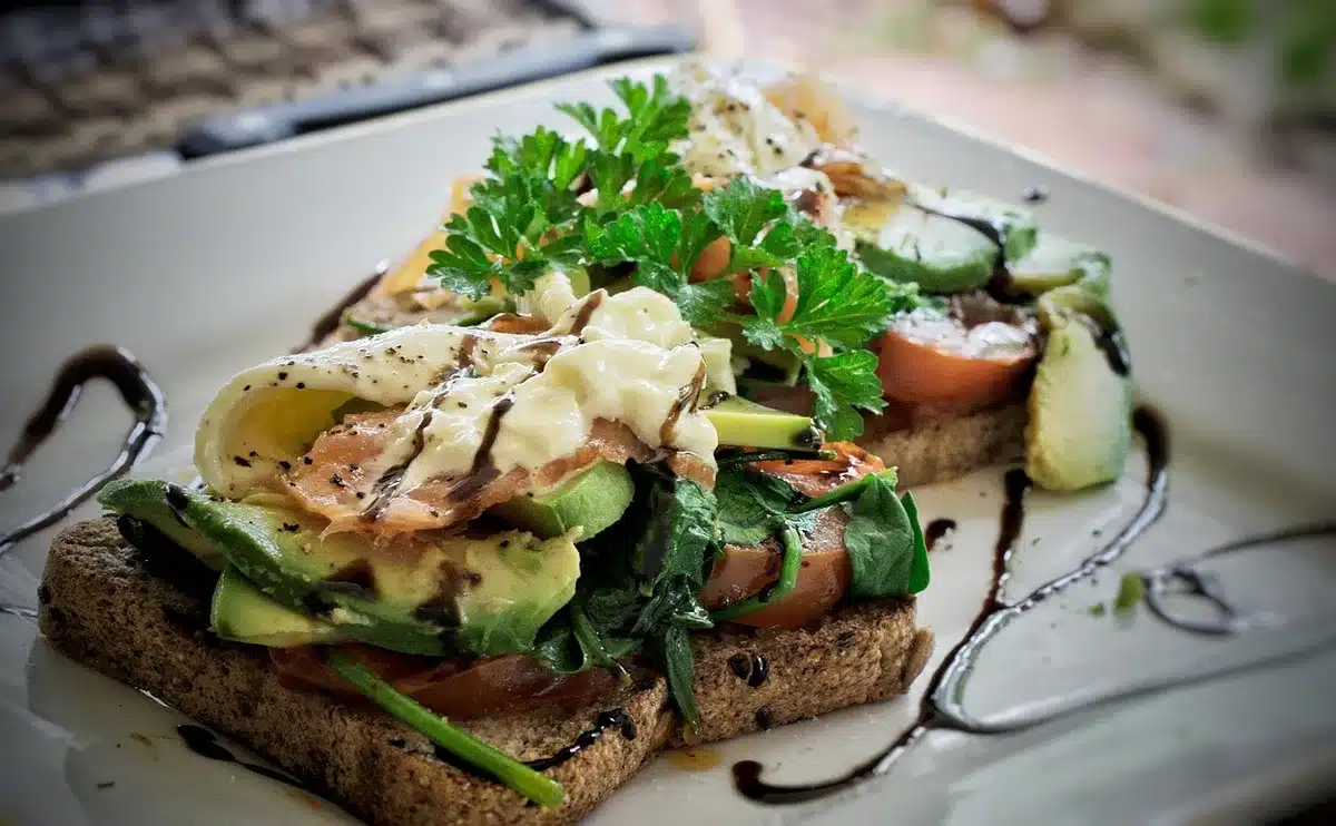Tavolo con mate, avocado e una racchetta da tennis vicino