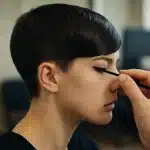 Matilda De Angelis cambia pelle: look essenziale e capelli ribelli sorprendono