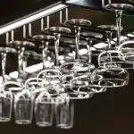 Cucina vuota con coltello e cintura sul tavolo, luce naturale