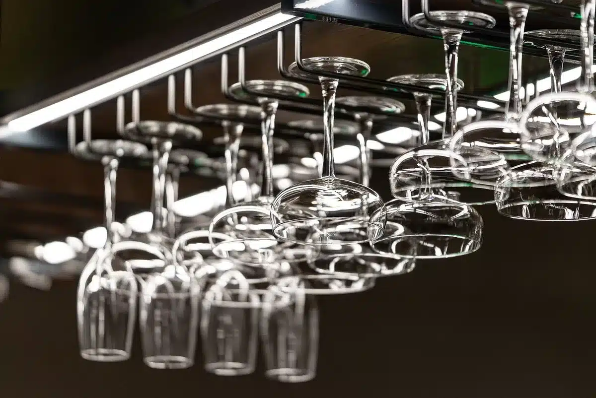 Cucina vuota con coltello e cintura sul tavolo, luce naturale