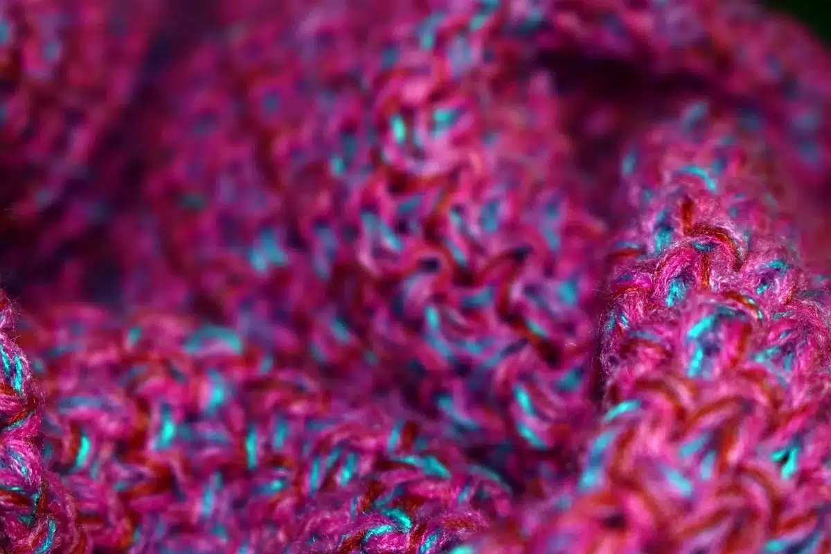 Primo piano di maglia fitta con fibre elastiche e trama compatta